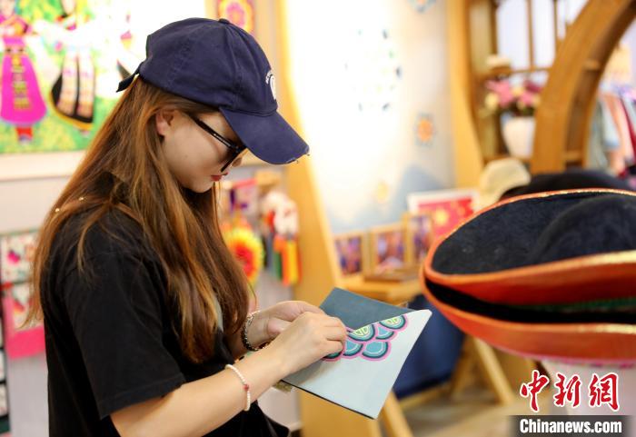 圖為民眾體驗國家級非遺項目盤繡技藝。　薛蒂 攝