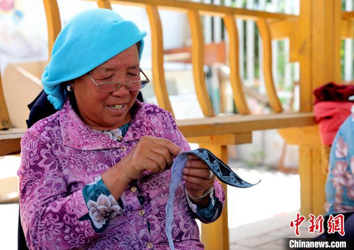 圖為繡娘在土族盤繡園內(nèi)制作盤繡?！⊙Φ?攝