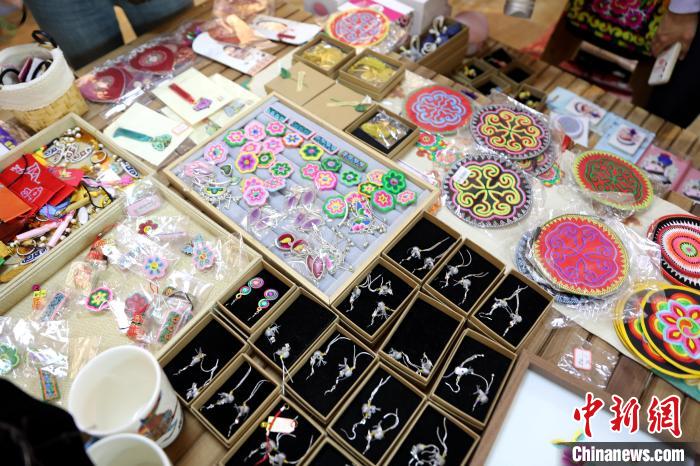 圖為盤繡作品。　薛蒂 攝