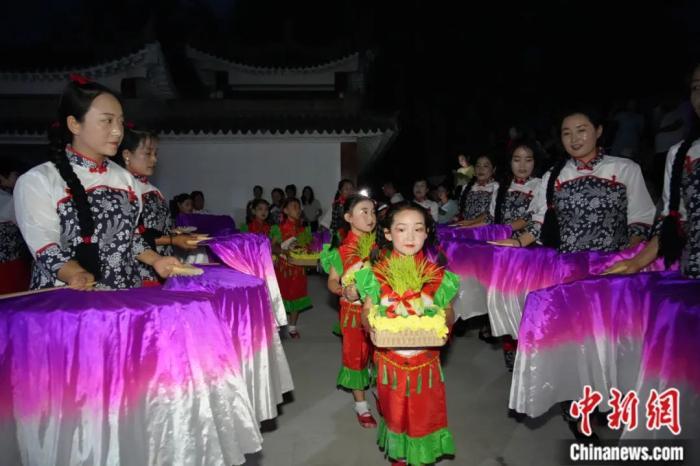 甘肅省西和縣姜席鎮(zhèn)晚霞湖畔，當(dāng)?shù)孛耖g舉行盛大的乞巧儀式。魏朵朵 攝