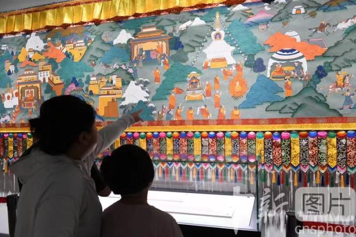 圖為觀眾觀看唐卡《涼州會(huì)盟》。 中新社記者 戴文昌 攝