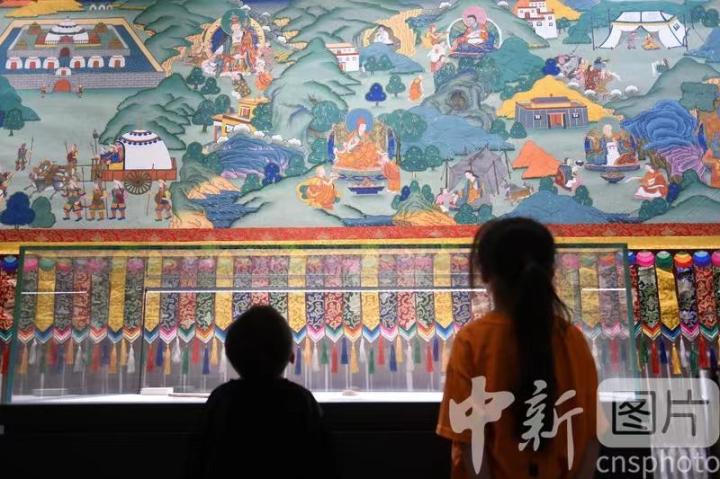 圖為觀眾參觀唐卡《涼州會(huì)盟》。 中新社記者 戴文昌 攝