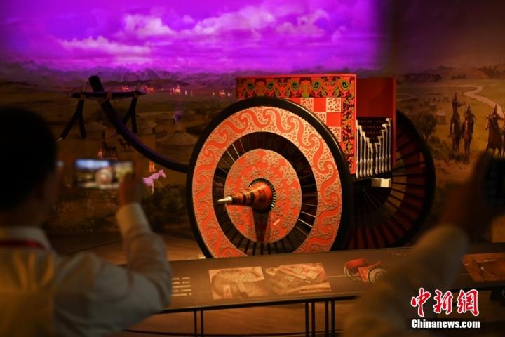 8月16日，甘肅省天水市張家川回族自治縣馬家塬車輿博物館內(nèi)，游客拍攝等比例的戰(zhàn)國西戎車輿復(fù)制品。