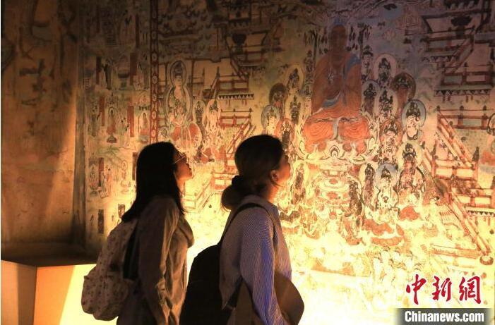 2023年8月27日，游客在甘肅省敦煌市博物館參觀文物展。張曉亮 攝(資料圖)
