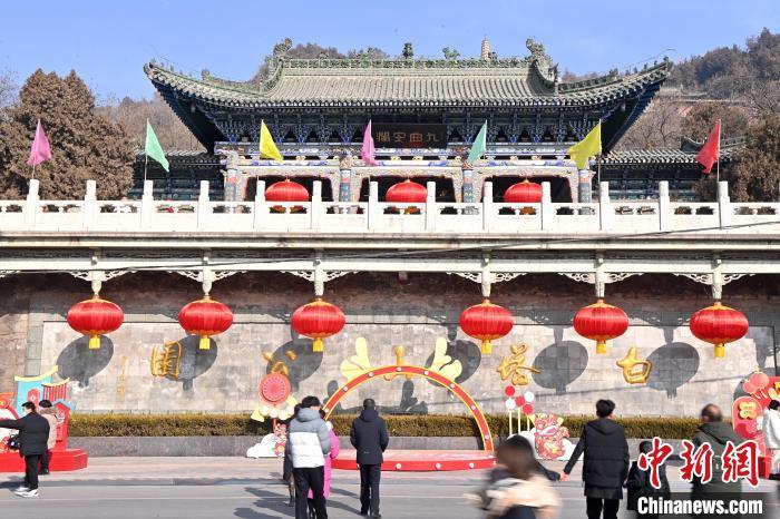 1月30日，裝扮一新的蘭州白塔山公園節(jié)日氛圍濃厚。九美旦增 攝</p><p>