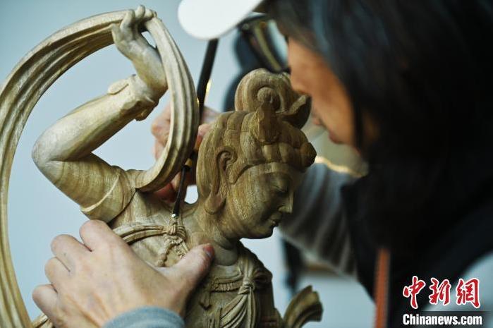 圖為季茂杰進行敦煌元素的木雕創(chuàng)作。李亞龍 攝</p>
<p>