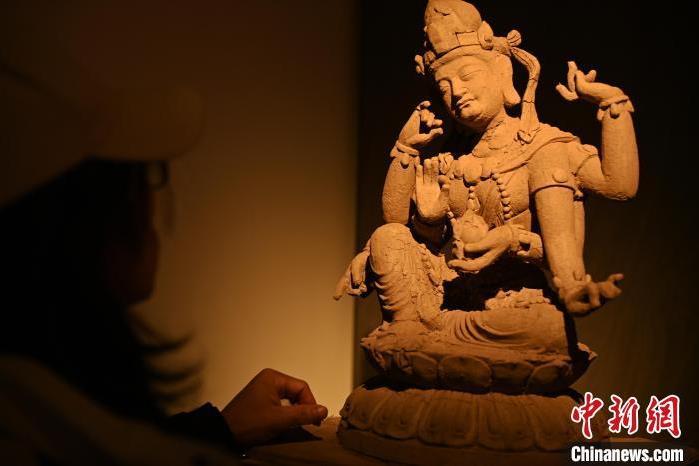 圖為季茂杰觀察自己創(chuàng)作的敦煌木雕。李亞龍 攝