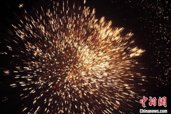 據(jù)悉，“花”與“發(fā)”諧音，取“打花打花，越打越發(fā)”之意。“打鐵花”不僅蘊含著人們祈福納祥的美好愿望，也展現(xiàn)了民間生鐵冶煉傳統(tǒng)技藝的工匠精神。侯奇志 攝