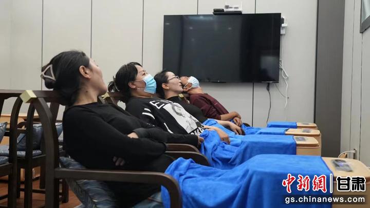 圖為當(dāng)?shù)鼐用耋w驗(yàn)藏醫(yī)院診療。卓瑪草 攝