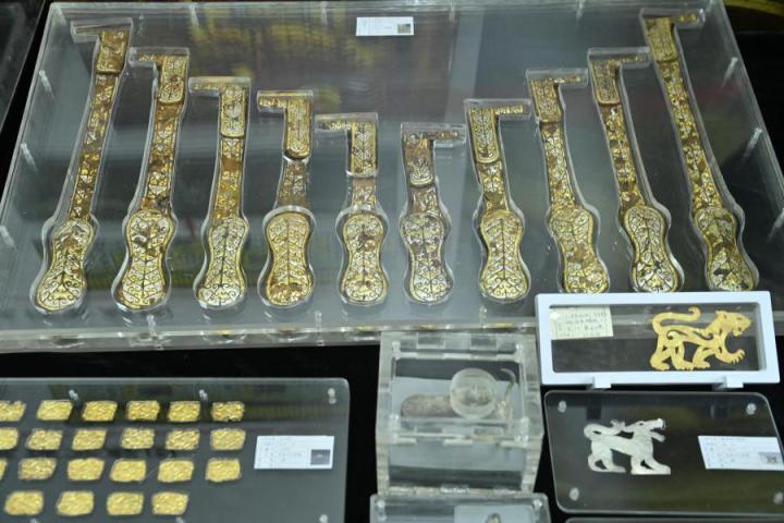 張家川馬家塬出土的金帶飾、大角羊、人形鉛俑及狼形銀車輿飾等文物。