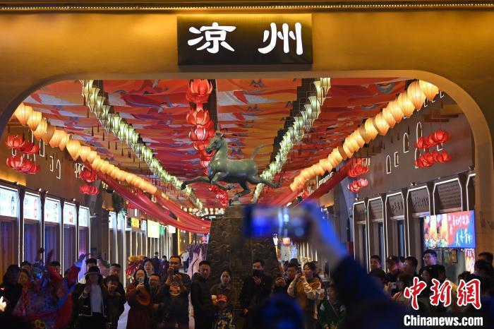 圖為游人拍攝煥然一新亮相的街區(qū)。李亞龍 攝</p>
<p>