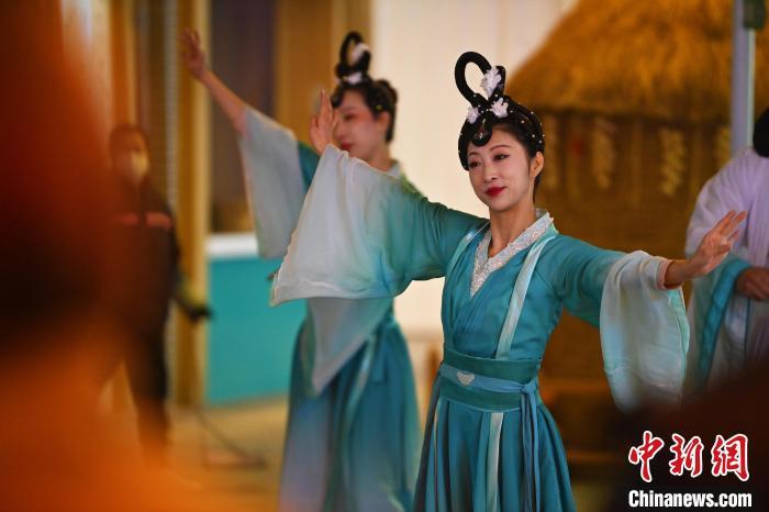 圖為工作人員進行舞蹈表演。李亞龍 攝</p>
<p>