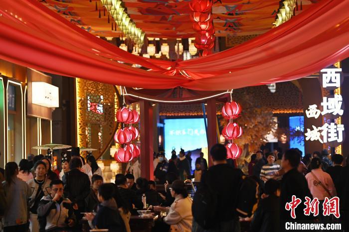 圖為街區(qū)現(xiàn)場游客絡繹不絕。李亞龍 攝</p>
<p>