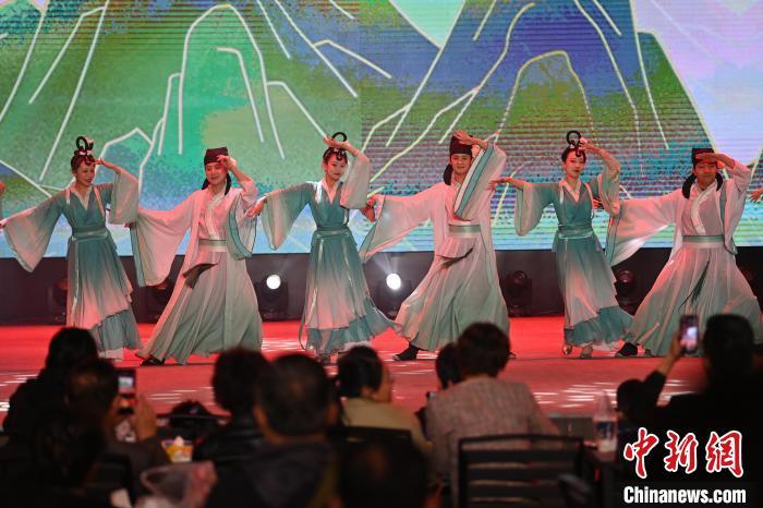圖為工作人員進行舞蹈表演。李亞龍 攝