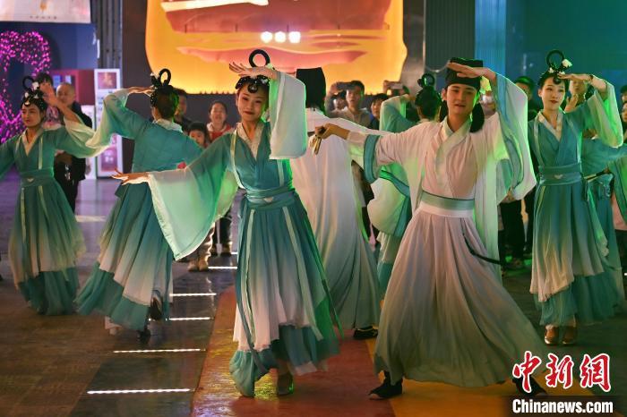 圖為工作人員進(jìn)行舞蹈表演。李亞龍 攝</p><p>
