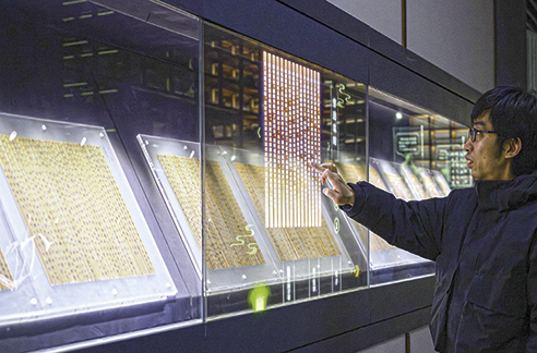 3月6日，工作人員在荊門市博物館新館內楚簡展廳展示使用互動裝置。新華每日電訊記者　胡競文