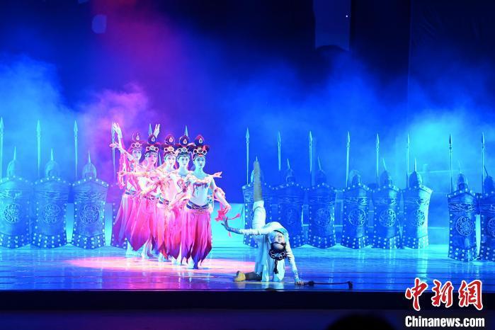 2023年2月18日，蘭州歌舞劇院創(chuàng)排的大型舞劇《大夢敦煌》?！　【琶赖┰?攝