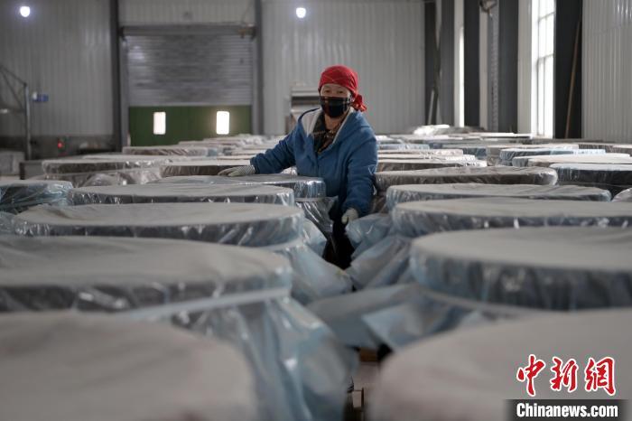 5月10日，工作人員檢查裝有酒糟的壇子。九美旦增　攝