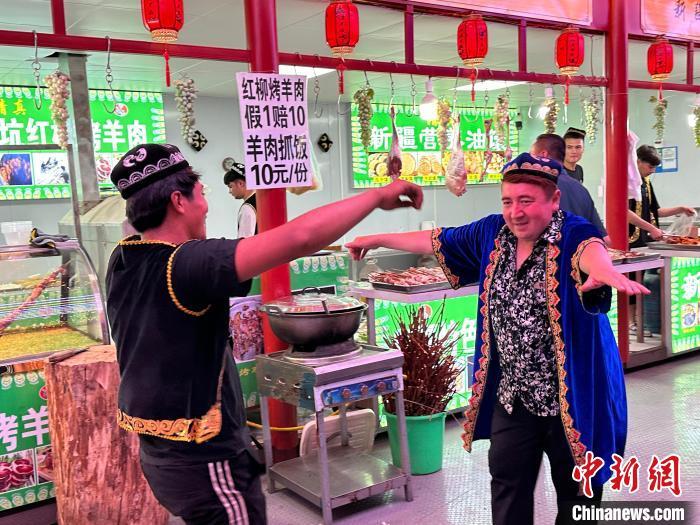 圖為餐飲經營者在“西涼不夜城”跳起舞蹈引客。　戴文昌 攝</p><p>