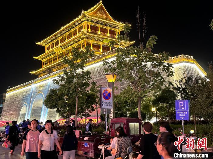 圖為夜幕降臨，涼州古城門燈光亮起。　戴文昌 攝