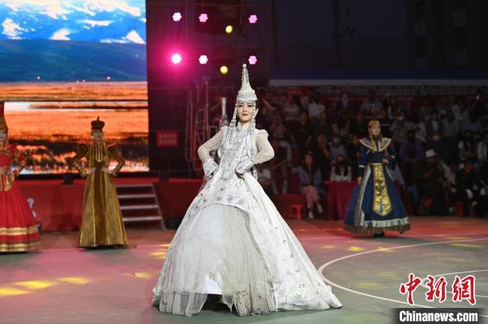 圖為開(kāi)幕式現(xiàn)場(chǎng)蒙古族服飾秀。李亞龍 攝</p>
<p>