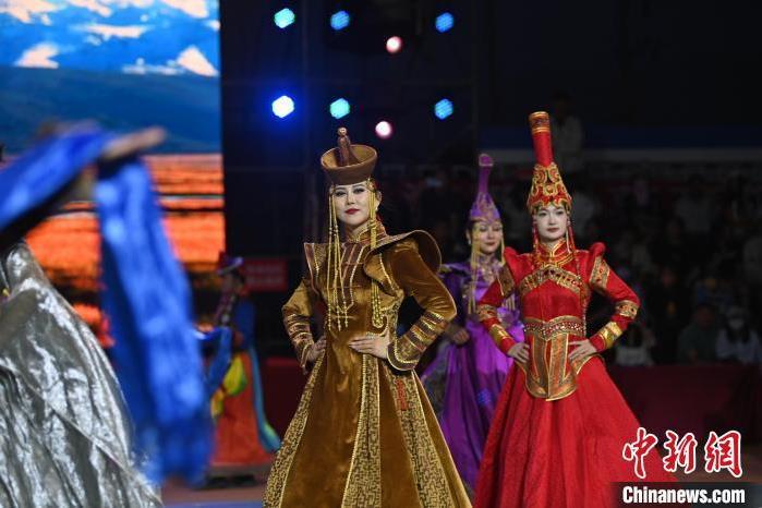 圖為開(kāi)幕式現(xiàn)場(chǎng)蒙古族服飾秀。李亞龍 攝</p>
<p>