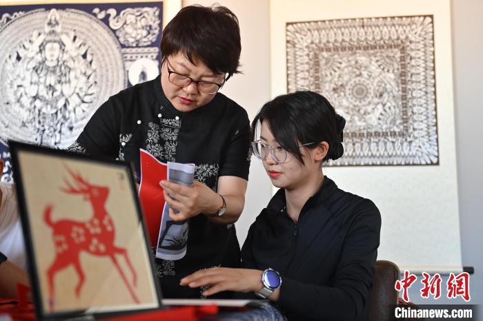 6月6日，在甘肅敦煌青年夜校課程中，青年學員學習敦煌非遺剪紙課程。李亞龍 攝