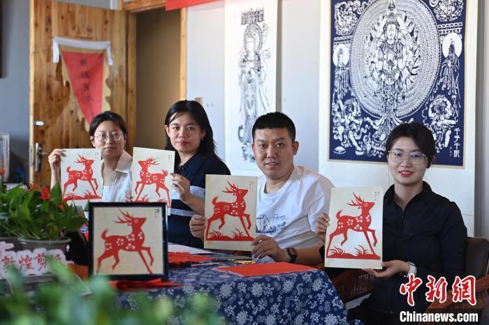 6月6日，在甘肅敦煌青年夜校課程中，青年學員展示學習敦煌非遺剪紙的成果。李亞龍 攝　　