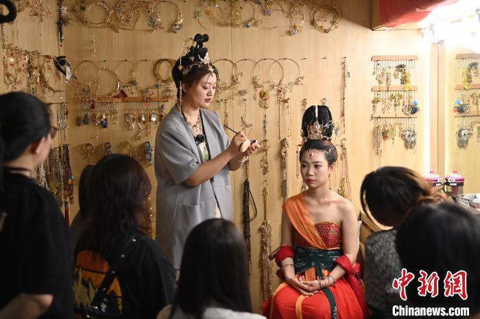 6月6日，在甘肅敦煌青年夜校課程中，青年學員學習敦煌美妝課程。李亞龍 攝