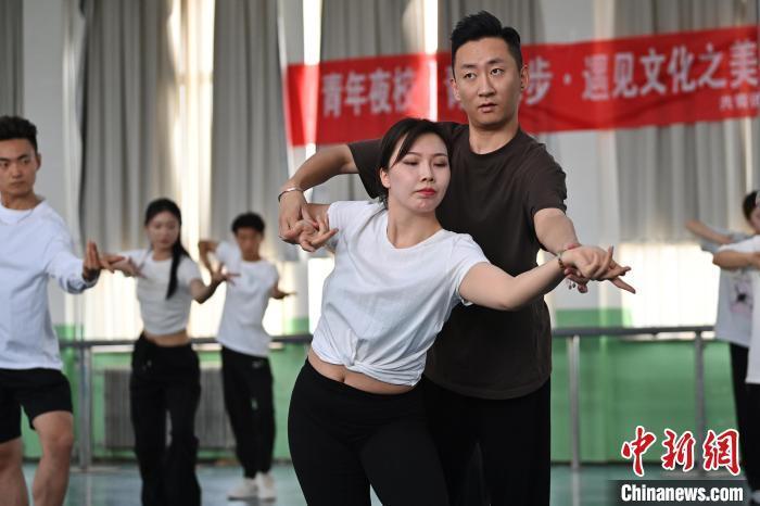 6月6日，在甘肅敦煌青年夜校課程中，學員學習敦煌舞課程。李亞龍 攝　　