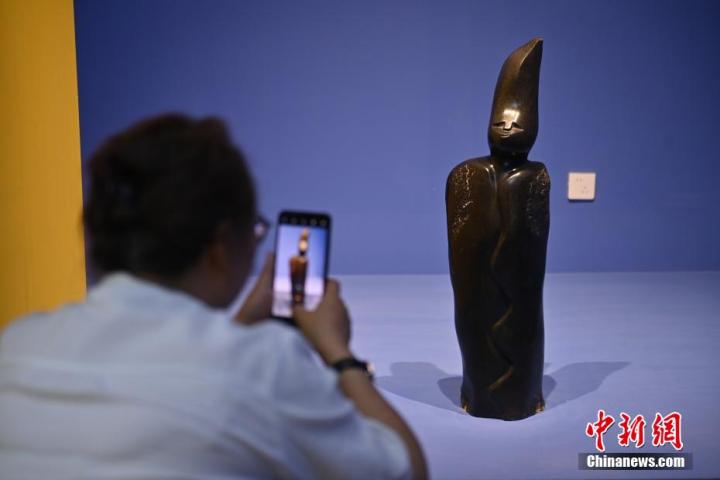 圖為游客拍攝蛇紋石作品《貴婦人》。中新社記者 李亞龍 攝