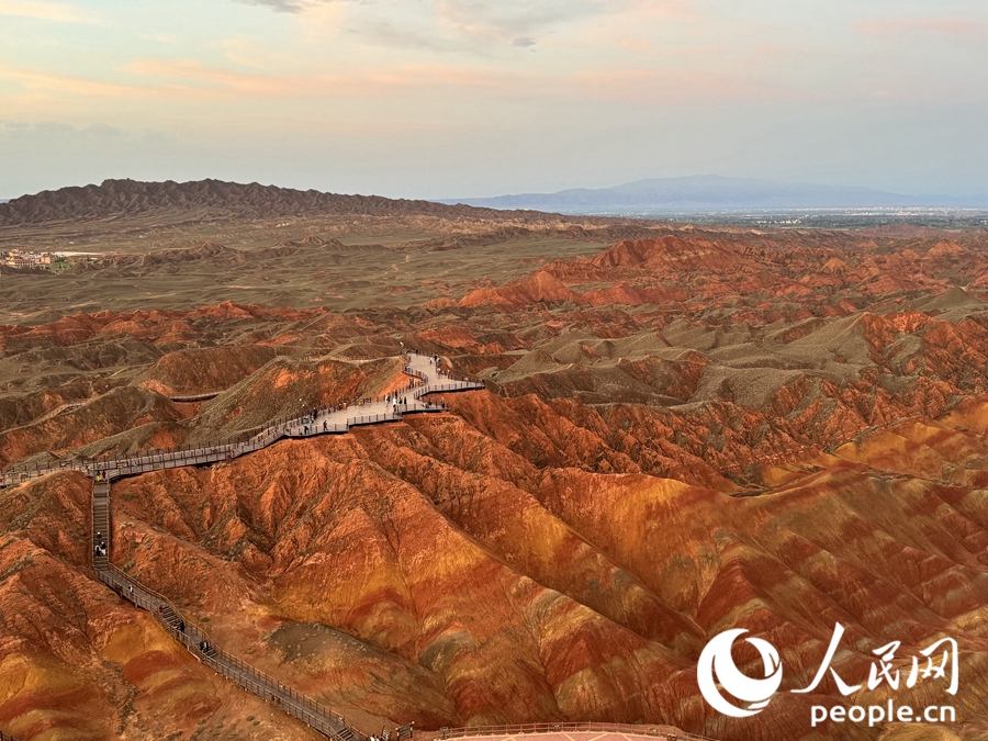 日落時分，余暉與丹霞交相輝映。人民網(wǎng)記者 徐冬兒攝