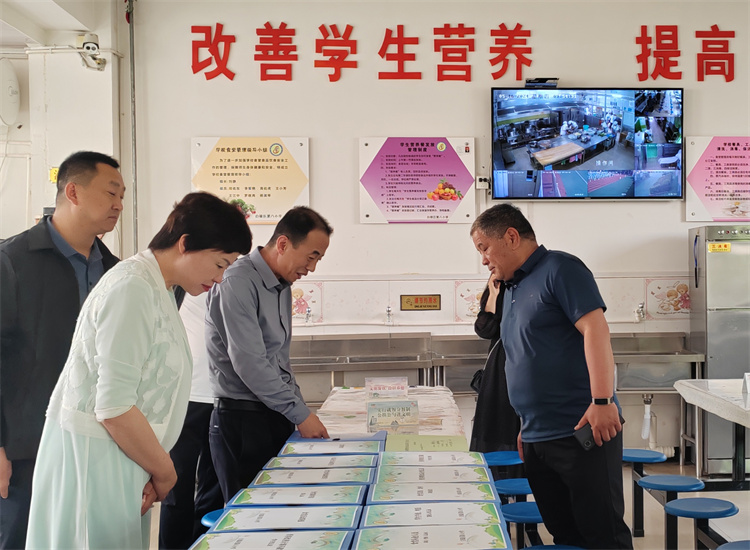 市紀(jì)委監(jiān)委扎實(shí)推動(dòng)開展群眾身邊腐敗和作風(fēng)問題集中整治工作，圖為市紀(jì)委監(jiān)委派駐市教育局紀(jì)檢監(jiān)察組在白銀區(qū)開展“中小學(xué)校園食品安全和膳食經(jīng)費(fèi)管理”集中整治工作開展情況督查.jpg