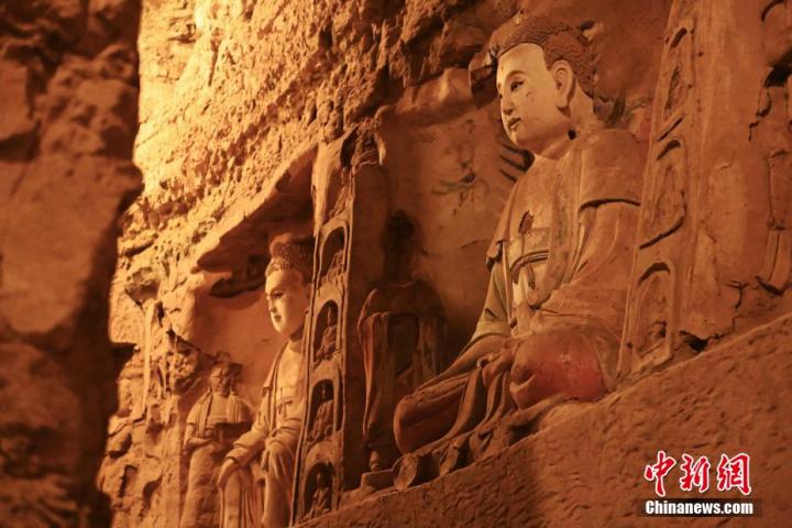 7月15日，甘肅省平?jīng)鍪袥艽h百里石窟長廊中的王母宮石窟造像。百里石窟長廊位于涇川縣境內(nèi)，由512個石窟、5眼窟中石井組成，現(xiàn)存王母宮石窟、鳳凰山石窟、南石窟寺、丈八寺石窟、羅漢洞石窟、太山寺石窟等規(guī)模較大的石窟群，還有數(shù)量眾多的小石窟群。王母宮石窟又名千佛洞，該窟設計宏大，造像生動，窟內(nèi)擁有造像數(shù)百尊，是較為珍貴的佛教文化歷史遺存。中新社記者 李亞龍 攝</p>
<p>