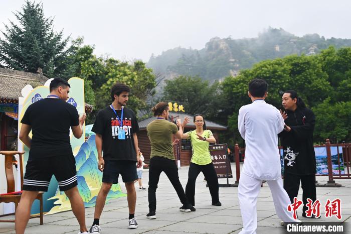 7月14日，甘肅省平?jīng)鍪嗅轻忌骄皡^(qū)內(nèi)，外籍武術(shù)愛好者學(xué)習(xí)崆峒派武術(shù)。7月13日至14日，“2024年北京體育大學(xué)第十五屆國際武術(shù)比賽交流大會(huì)暨首屆崆峒山國際武術(shù)大會(huì)”舉行，大會(huì)也在崆峒山景區(qū)進(jìn)行問道崆峒、武術(shù)高級(jí)研修班、崆峒拜師等系列活動(dòng)。中新社記者 李亞龍 攝</p>
<p>