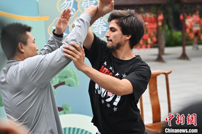 7月14日，甘肅省平?jīng)鍪嗅轻忌骄皡^(qū)內(nèi)，外籍武術(shù)愛好者(右)進(jìn)行忽雷太極拳切磋。7月13日至14日，“2024年北京體育大學(xué)第十五屆國際武術(shù)比賽交流大會(huì)暨首屆崆峒山國際武術(shù)大會(huì)”舉行，大會(huì)也在崆峒山景區(qū)進(jìn)行問道崆峒、武術(shù)高級(jí)研修班、崆峒拜師等系列活動(dòng)。中新社記者 李亞龍 攝</p>
<p>