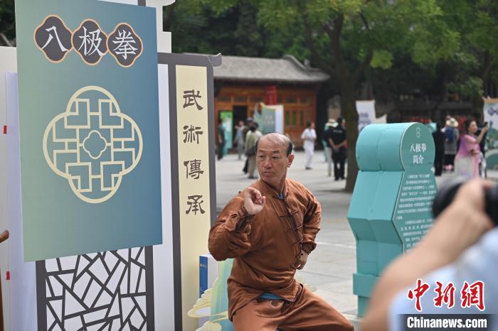 7月14日，甘肅省平?jīng)鍪嗅轻忌骄皡^(qū)內(nèi)，八極拳傳承人展示八極拳。7月13日至14日，“2024年北京體育大學(xué)第十五屆國際武術(shù)比賽交流大會(huì)暨首屆崆峒山國際武術(shù)大會(huì)”舉行，大會(huì)也在崆峒山景區(qū)進(jìn)行問道崆峒、武術(shù)高級(jí)研修班、崆峒拜師等系列活動(dòng)。中新社記者 李亞龍 攝</p>
<p>