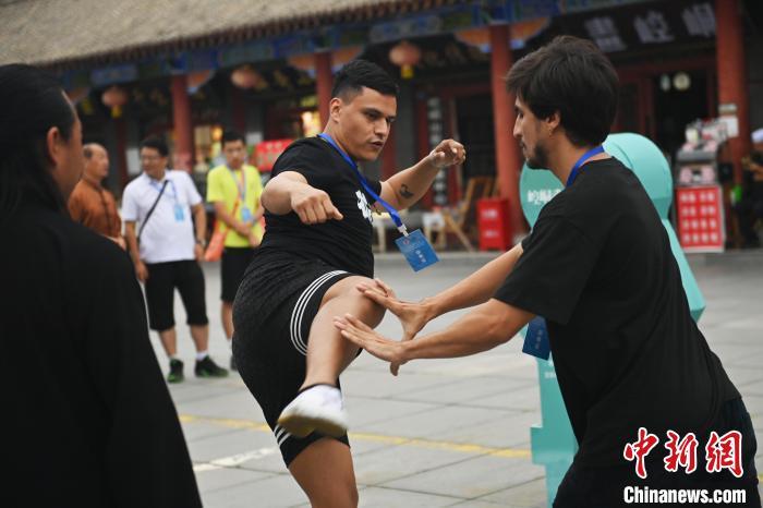 7月14日，甘肅省平?jīng)鍪嗅轻忌骄皡^(qū)內(nèi)，外籍武術(shù)愛好者切磋武藝。7月13日至14日，“2024年北京體育大學(xué)第十五屆國際武術(shù)比賽交流大會(huì)暨首屆崆峒山國際武術(shù)大會(huì)”舉行，大會(huì)也在崆峒山景區(qū)進(jìn)行問道崆峒、武術(shù)高級(jí)研修班、崆峒拜師等系列活動(dòng)。中新社記者 李亞龍 攝