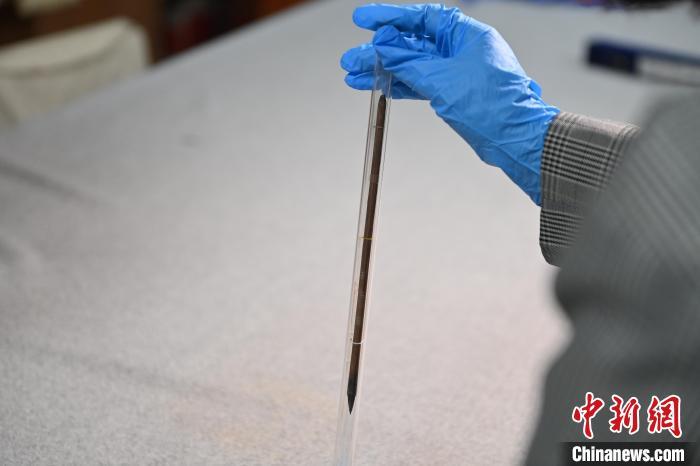 2024年5月7日，甘肅省博物館館藏國(guó)寶級(jí)文物“白馬作”毛筆。李亞龍　攝