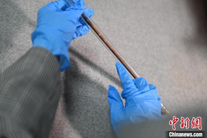 2024年5月7日，拍攝的甘肅省博物館館藏國(guó)寶級(jí)文物“白馬作”毛筆。李亞龍　攝