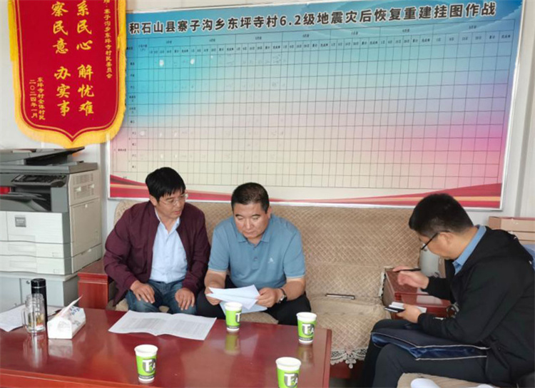 州縣紀委監(jiān)委機關(guān)聯(lián)合督查組對下沉干部 、駐村干部 、包村組長、村干部 “四級”干部履職到崗情況，以及工作日志和民情臺賬、訴求臺賬進行日常監(jiān)督檢查，壓實工作責任。.jpg