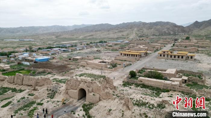 7月13日，位于山丹漢明長城遺址里的硤口古城。(無人機圖片) 　九美旦增 攝