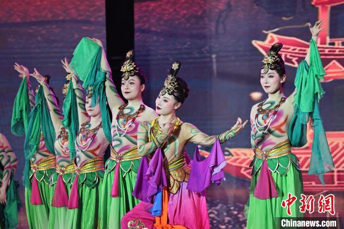 7月19日晚，第五屆黃河之濱文藝展演在蘭州體育文化廣場開幕。圖為開幕式演出敦煌舞蹈。張曦予 攝