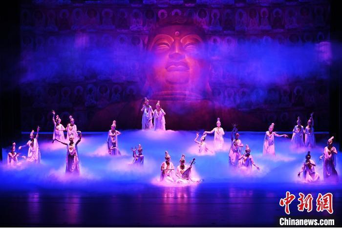 7月18日晚，中國經(jīng)典舞劇《絲路花雨》在甘肅蘭州黃河劇院進行演出。中國經(jīng)典舞劇《絲路花雨》迎來45周年，7月17日-8月4日在蘭州開啟為期多天的駐場演出。該舞劇取材于敦煌莫高窟壁畫，集中國霓裳羽衣舞、敦煌舞、印度舞、黑巾舞、波斯馬鈴舞等于一身，自1979年演出至今，該劇先后在40多個國家和地區(qū)演出近4000場，觀眾550多萬人次。中新社記者 李亞龍 攝</p>
<p>
