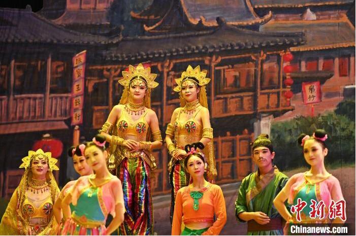 7月18日晚，中國經(jīng)典舞劇《絲路花雨》在甘肅蘭州黃河劇院進行演出。中國經(jīng)典舞劇《絲路花雨》迎來45周年，7月17日-8月4日在蘭州開啟為期多天的駐場演出。該舞劇取材于敦煌莫高窟壁畫，集中國霓裳羽衣舞、敦煌舞、印度舞、黑巾舞、波斯馬鈴舞等于一身，自1979年演出至今，該劇先后在40多個國家和地區(qū)演出近4000場，觀眾550多萬人次。中新社記者 李亞龍 攝</p>
<p>