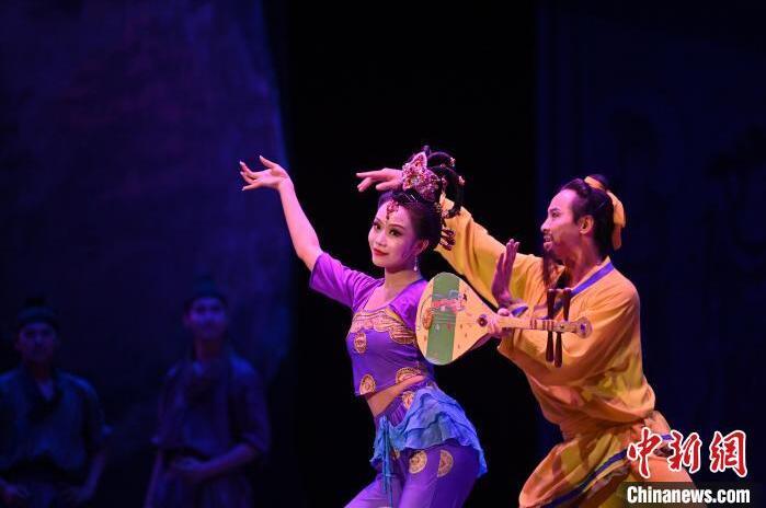 7月18日晚，中國經(jīng)典舞劇《絲路花雨》在甘肅蘭州黃河劇院進行演出。中國經(jīng)典舞劇《絲路花雨》迎來45周年，7月17日-8月4日在蘭州開啟為期多天的駐場演出。該舞劇取材于敦煌莫高窟壁畫，集中國霓裳羽衣舞、敦煌舞、印度舞、黑巾舞、波斯馬鈴舞等于一身，自1979年演出至今，該劇先后在40多個國家和地區(qū)演出近4000場，觀眾550多萬人次。中新社記者 李亞龍 攝</p>
<p>