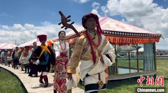 2024年6月，甘肅甘南藏族自治州上演藏服時裝秀。(資料圖)高瑩 攝