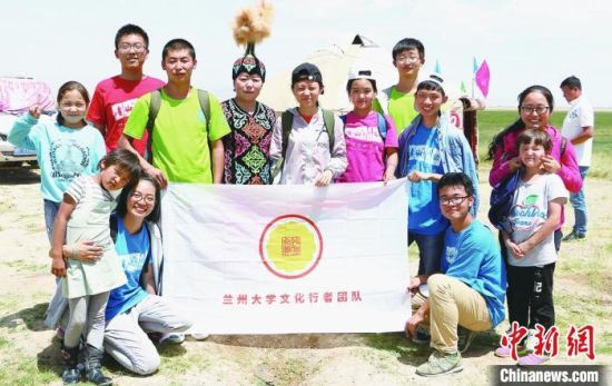 圖為蘭州大學(xué)文化行者團(tuán)隊(duì)走進(jìn)民族社區(qū)。(資料圖)蘭州大學(xué)供圖