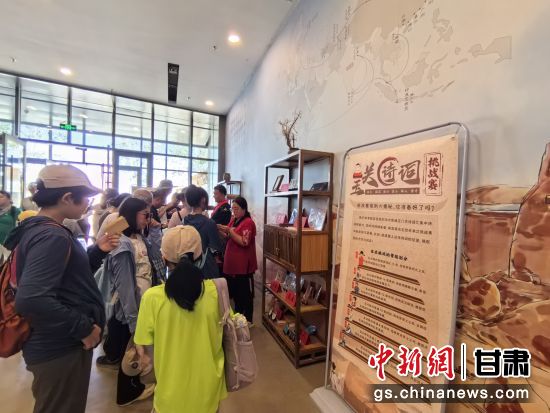 近日，玉門關(guān)遺址景區(qū)開啟了一場(chǎng)精彩紛呈的玉關(guān)詩詞挑戰(zhàn)賽，吸引眾多游人參與其中。玉門關(guān)遺址景區(qū)供圖