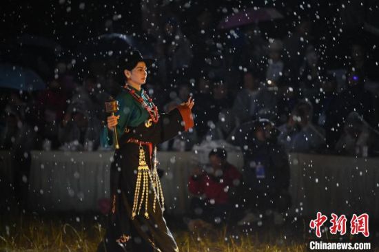 圖為2024年8月6日晚大賽現(xiàn)場(chǎng)模特進(jìn)行比賽。李亞龍 攝